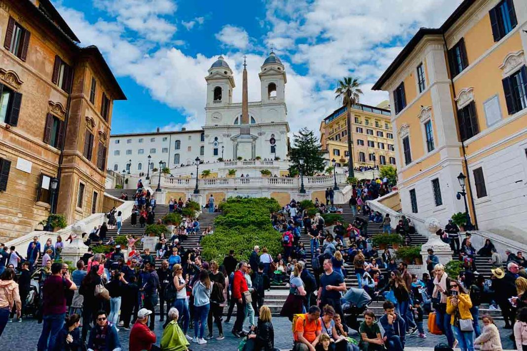 overtourism roma - trinità dei monti