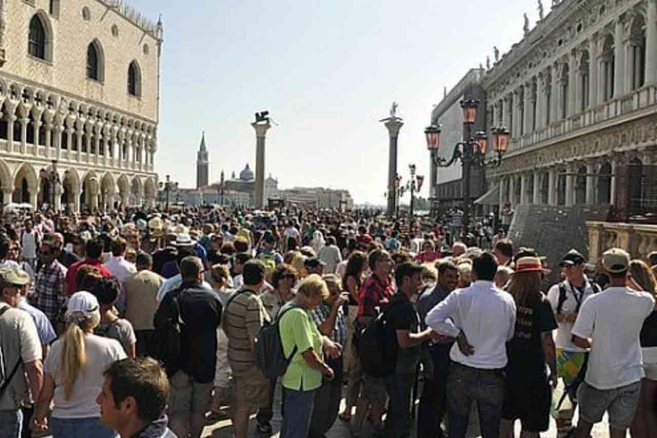 overtourism - folla di turisti a Venezia